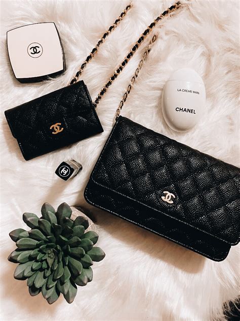 chanel wallet on chain outfits